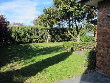 Spacious 3 Bedroom Home - Photo 3