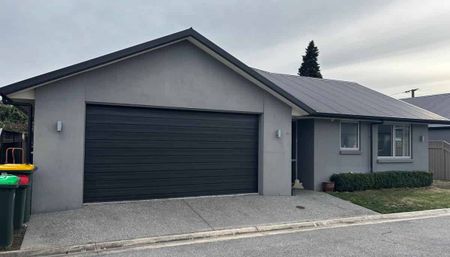 Cosy 3 bedroom available early December - Photo 2