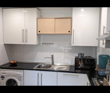 1 bedroom in a flat share to rent - Photo 3