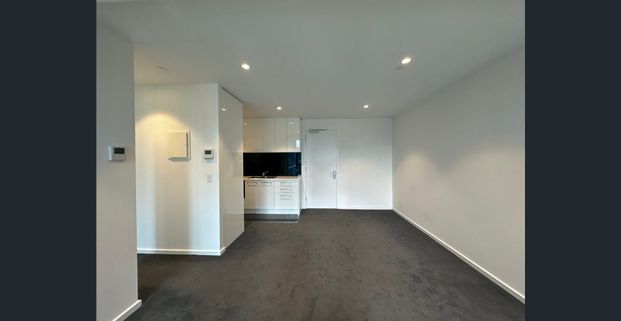 Fantastic One Bedroom Apartment with White Goods&Motorised Blinds in an Elegant Building - Photo 1