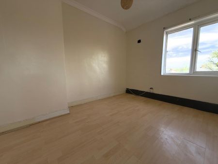 4 bedroom semi-detached house to rent - Photo 3