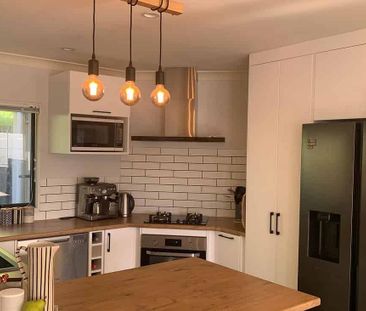 Recently renovated, sunny 3BR near Amesbury School - Photo 3
