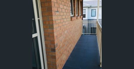 LIGHT, BRIGHT & COSY 4 BEDROOM TOWNHOUSE! - Photo 2