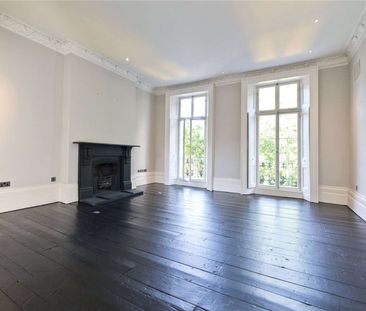 Beautiful Victorian townhouse overlooking a communal garden square - Photo 5