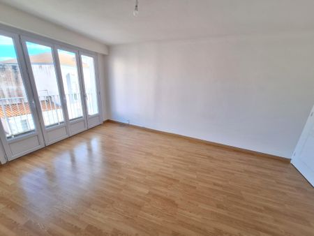 Location Appartement 4 pièces 101m² LES SABLES D OLONNE 85100 - Photo 3