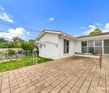 WELL LOCATED SINGLE LEVEL, 4 BEDROOM HOME - Photo 6