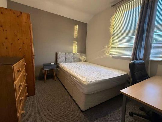 West End // Spacious Bed & Bath // Sept, LN1 - Photo 1