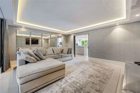 An exceptional contemporary home of over 5,000 sq ft, set behind electric gates on one of Hale Barns' most prestigious roads. - Photo 3