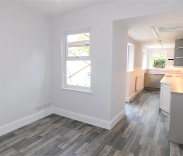 2 bedroom mid terrace to let - Photo 6