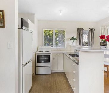 Charming 4BR Home in Mt. Roskill - Photo 2