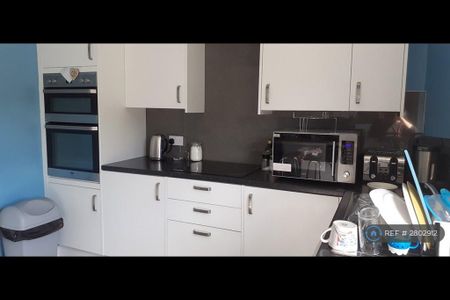 1 bedroom in a flat share to rent - Photo 5