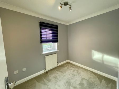 4 bedroom Detached House to let - Photo 2