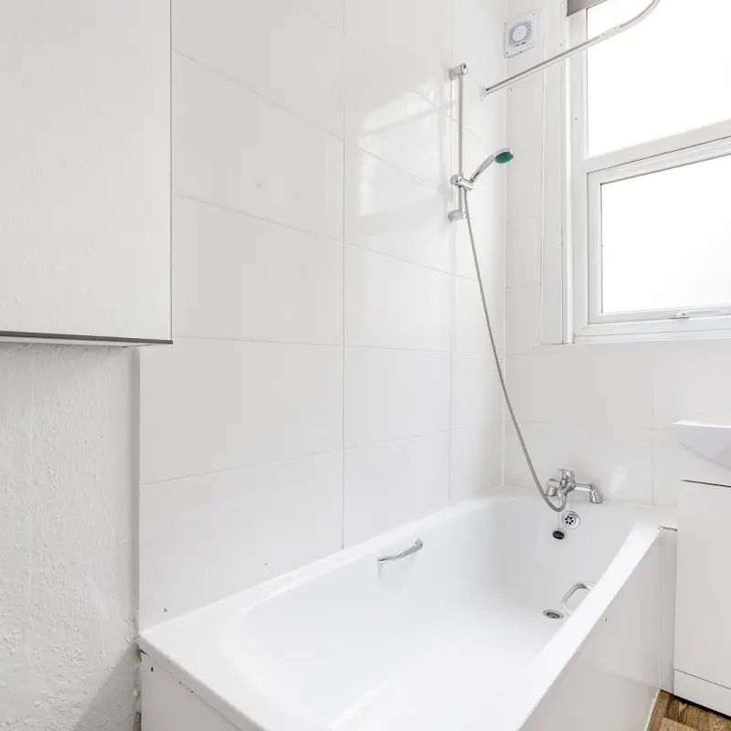 2 bedroom flat in London - Photo 2