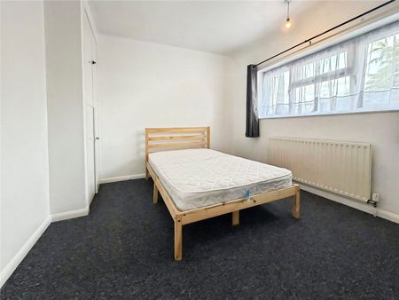 Bishops Way, Egham, Surrey, TW20 8EJ - Photo 2