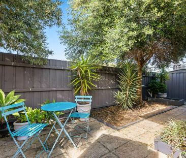 MODERN GROUND-FLOOR LIVING! - Photo 4