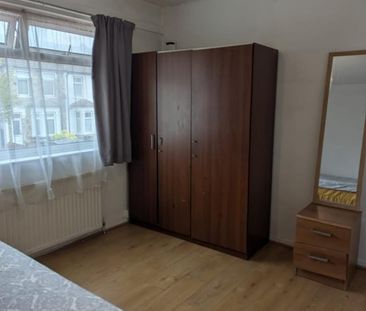 4 Bed Terraced House, Perkins Road, IG2 - Photo 2