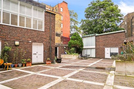 A beautiful and newly refurbished mews house located just off Sloane Square. - Photo 4