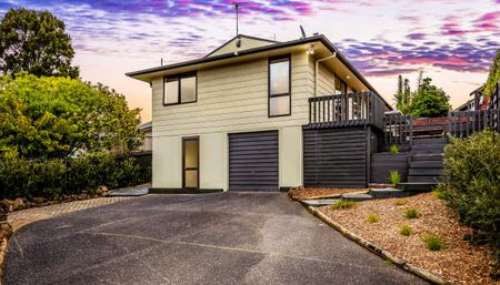 West Harbour 3 bed, 1 bath - Photo 2