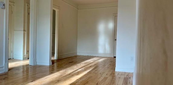 1 CC fermée + Den · 858 pi² · 7min métro Frontenac — 1300$ (1BR) - Photo 2