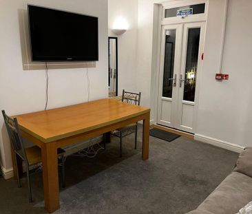 1 bedroom in a house share to rent - Photo 3