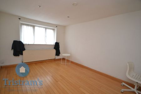 References Pending - 6 bed Detached House - Photo 3