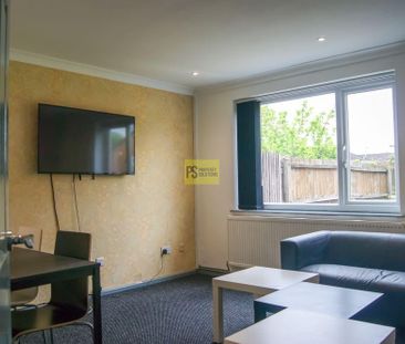 5 bedroom semi-detached house to rent - Photo 1