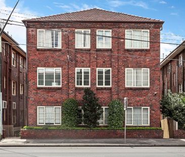 Stylish Art Deco Apartment in Prime Haberfield Location - Photo 4