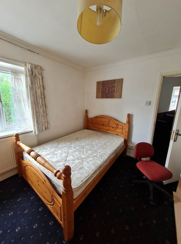 1 bedroom in a house share to rent - Photo 2