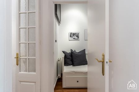 Chic 2-Bedroom Apartment with Balcony and Terrace in Eixample - Photo 3