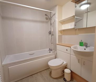 2 bed flat for rent in The Shore - Photo 2