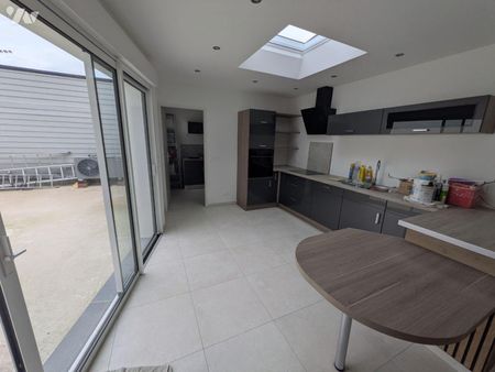 Sur la place, maison rénovée avec prestations de qualité et à haute performance énergétique. Ce... - Photo 4