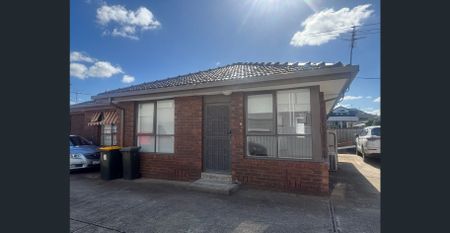 Beautiful 2-Bedroom Brick Unit in Prime Deer Park Location - Photo 3