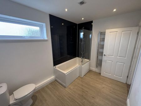 3 bedroom flat to rent - Photo 5