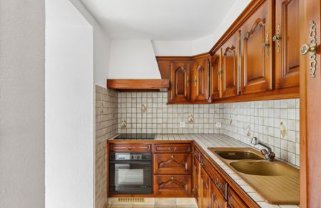 Au cour d'un petit immeuble villageois à la Capite dans la commune de Vésenaz, spacieux 5 pièces au rez-de-chaussée rafraîchi avec terrasse, se composant comme suit: - Photo 2