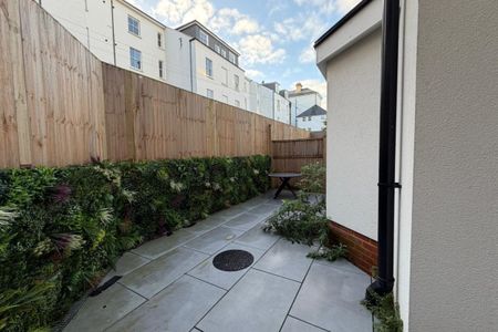 Burlington Place - Photo 3