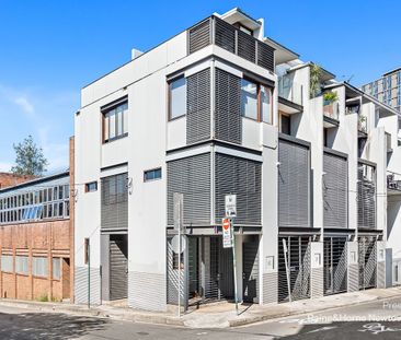 Architect-Designed Four-Level Townhouse with Iconic Rooftop Terrace - Photo 6