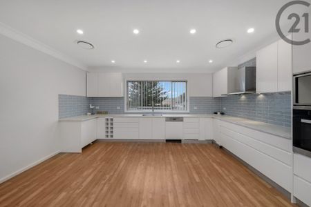 Sun-Filled 3-Bedroom Apartment Moments from Coogee Beach - Photo 2