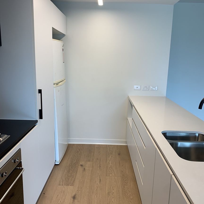 LUXURY UNFURNISHED 1 BEDROOM APARTMENT IN WEST END - Photo 1