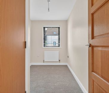 37 Drumadoon Square, Dundonald, Belfast, BT16 2QN - Photo 2