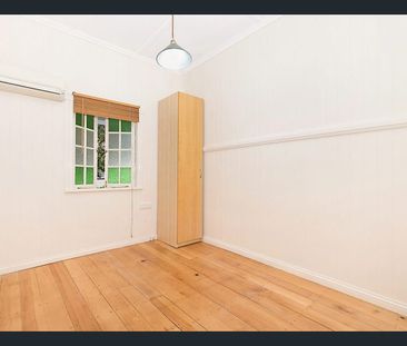 Charming Inner-City Cottage with Modern Comforts - Photo 4