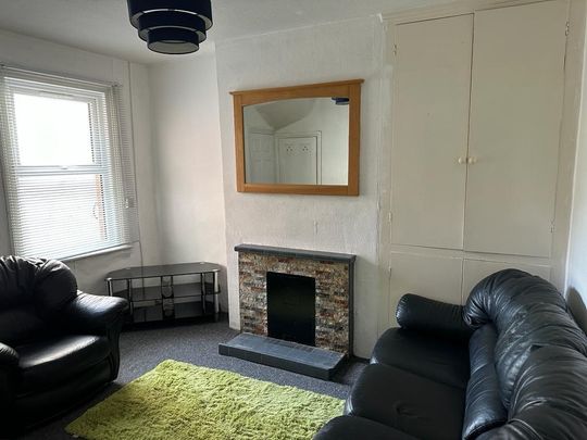 4 Bed Terraced House, Blenheim Road, RG1 - Photo 1