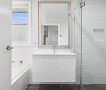 Modern Cottage Retreat in a Quiet Narrabundah Street - Photo 3