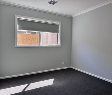 Modern Dual‑Kitchen Family Home in Manor Lakes - Photo 4