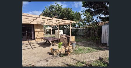 Spacious Family Home Near the Canals of Minyama – Prime Coastal Location - Photo 4