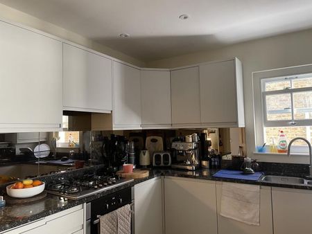 Lovely and Light Double Bedroom to rent in Brook Green - Photo 3