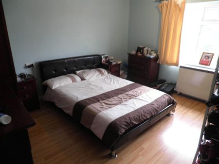 3 bedroom flat to rent - Photo 2