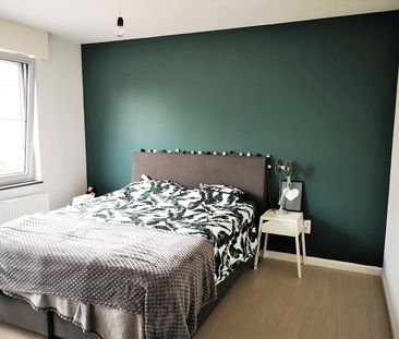 Appartement met 2 slaapkamers, zeer ruim terras en carport. - Photo 3