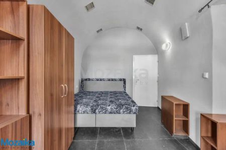 Bydlení v srdci Litomyšle – byt 2+kk se zahradou a parkováním k pronájmu - Fotografie 5