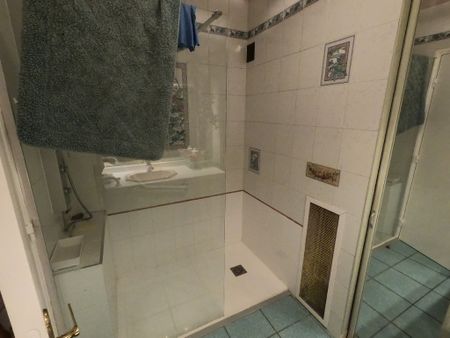 t3/4 - 80m² - parking - terrasse - rue vibert - Photo 2