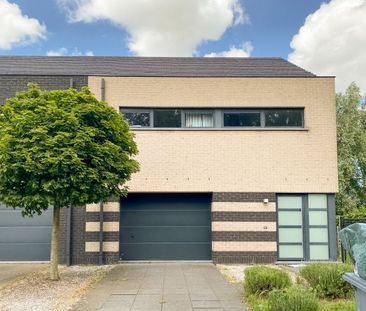 Recente en moderne gezinswoning met drie slaapkamers, garage en tuin - Photo 2